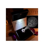 100 DİLDE SENİ SEVİYORUM YAZAN LOTUS KOLYE & IŞIKLI KOLYE KUTUSU (ROSE GOLD) 925 Ayar Gümüş Kolye