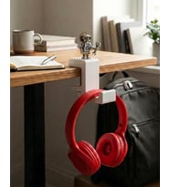 AtalarStudio Kulaklık Standı Masa Kenarı Kıskaç Tutucu, Mini Figür Sergi Yüzeyli, 18-33mm Masa Uyumlu, Vidalı Sıkıştırma Sistemi, Oyun ve Ofis Masası Aksesuarı, 3D Baskı, Beyaz