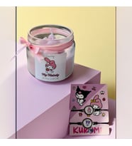 My Melody Hediye Seti – 1 Adet Çilek Kokulu My Melody Mum + 1 Çift My Melody Bileklik (Şeker Pembesi)