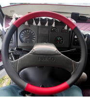 DİKİŞLİ DİREKSİYON KILIFI KIRMIZI DERİ SİYAH DERİ SİYAH DİKİŞLİ IVECO 80-12 KAMYON İÇİN