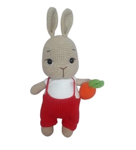Kırmızı Tulumlu Havuçlu Bal Yanak Tavşan Amigurumi Organik Oyuncak