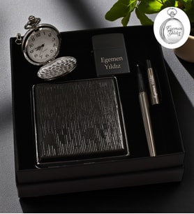 Kişiye Özel Kutuda Eskitme Metal Renkli Köstekli Saat& Siyah Zippo Model Çakmak (Benzinsiz)& Siyah Deri Görünümlü Sigara Tabakası& Metal Detaylı Füme Roller Kalem Hediye Seti