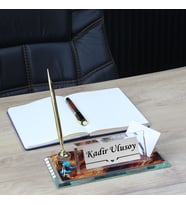 Kişiye Özel Kristal Saatli Masa Üstü İsimlik – Kalemli Lüks Ofis İsimliği ve Kartvizitlik Seti
