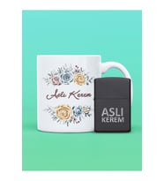 Çiçek Desenli İsimli Kupa Bardak ve Kişiye Özel İsimli Zippo (Siyah - Beyaz)