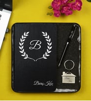 Kişiye Özel Hediye Metal Kutu İçerisinde Siyah Defter Kalem ve Anahtarlık Hediye Seti
