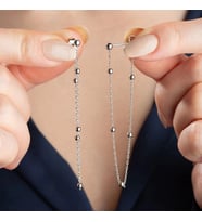 Gümüş Çift Zincirli Top Detaylı Kadın Küpe