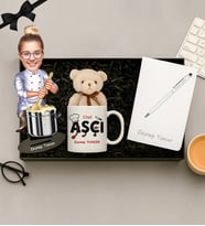 Kişiye Özel Fotoğraflı Aşçı Tasarımlı Biblo,Beyaz Kupa,Ayıcık Anahtarlık,Defter Ve Kalem Hediye Seti (STD)