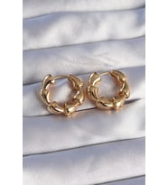 Pirinç Gold Renk Damla Kıvrım Tasarımlı Halka Küpe TJ-BKP9084