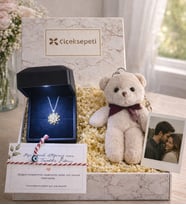 925 Ayar Gümüş Işıklı Kutuda Lotus Çiçeği Kadın Kolye , Peluş Ayıcık Anahtarlık Marteniçka Bileklik, Polaroid Fotoğraf Hediye