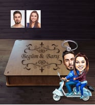 Kişiye Özel Vespa Motorcu Sevgili Karikatürlü Ahşap Anahtarlık Kutulu  Mod-2