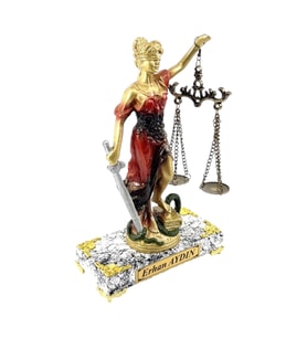 Sizlere Özel İsimli Adalet Heykeli  Mermer Tasarımlı İsimli Kaideli  Premium Hediye (Model 1)