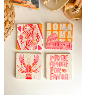Modern Art Tasarımlı Bardak Altlığı Roma, Pembe ve Turuncu Kolezyum, iskambil ve motto temalı