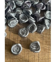 1.5 CM GRİ GÜMÜŞ KURDELA GÜL 50 ADET