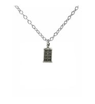 Doctor Who TARDIS Telefon Kulübesi Figürlü Unisex Kolye – Zamanın Ötesine Yolculuk (Gümüş)