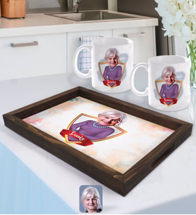 BK Gift Kişiye Özel İsimli Büyükanne Karikatürlü Doğal Ahşap Tepsi ve 2’li Kupa Bardak Seti