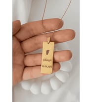 Narflake Kişiye Özel Bebeğin Ayak İzi ve İsimli Tarihli Dikdörtgen Çelik Kolye – Özel Hediye (Kişileştirebilir) (Gold)