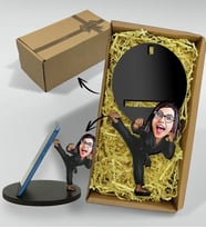 BK Gift Hediye Kutusunda Kişiye Özel Karikatürlü Karateci Ahşap Biblo Telefon Standı-2
