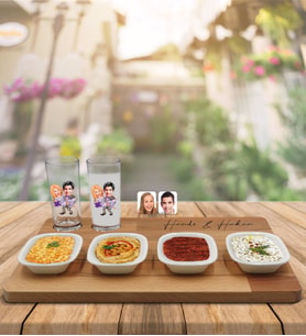 BK Gift Kişiye Özel Sevgililer Karikatürlü 2’li Rakı Bardağı ve Meze Tabaklı Doğal Masif Ahşap Servis Sunum Tepsisi Model 56