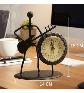 Metal Saatli Gitar Çalan Müzisyen Dekor – 18x14 cm Masaüstü Saat (Karışık)