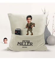 BK Gift Kişiye Özel Asker Karikatür Tasarımlı Organizer Kumanda ve Atıştırmalık Cepli Gri Kırlent Yastık- 1 Arkadaşa Hediye, Cepli Yastık