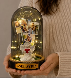 Kişiye Özel LED Işıklı Fanus – 3 Fotoğraflı Yazılı Beyaz Melek Biblolu Şık Hediye