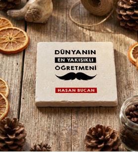Kişiye Özel Dünyanın En Yakışıklı Öğretmeni Bardak Altlığı Öğretmenler Günü Hediyesi (Krem)