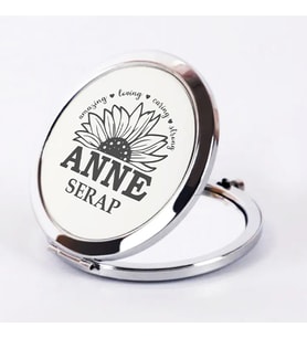 Kişiye Özel İsimli Anne ve Çiçek Baskılı Daire Metal Ayna Çanta, Cep ve Makyaj Aynası (Gümüş)