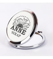 Kişiye Özel İsimli Anne ve Çiçek Baskılı Daire Metal Ayna Çanta, Cep ve Makyaj Aynası (Gümüş)