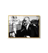Çerçeveli Yatay Cam Tablo Salon Duvar Tablosu Yatay Cam Ataturk Ve Halk 2 Ofis Tablosu (Altın)