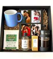 Kişiye Özel Fotoğraflı Kahve Seti Masaüst Ahşap Kolaj Çerçeve,French Press, Kupa, Kahve ve Kolonya – Sevgiliye Özel Fotoğraflı Hediye Seti (Mavi)