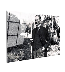 Tamperli Gerçek Cam Tablo Atatürk Bahçede Bastonlu Duruş Atatürk Tablosu Duvar Dekoru
