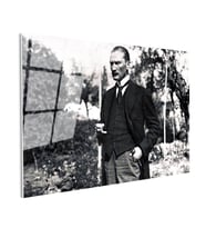 Tamperli Gerçek Cam Tablo Atatürk Bahçede Bastonlu Duruş Atatürk Tablosu Duvar Dekoru