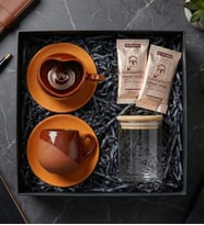 Anneler Gününe Özel 2'li El Yapımı Kalpli Toprak Fincan & Bambu Kapaklı Cam Kavanoz & 2'li Tek Kullanımlık Kahve Hediye Seti