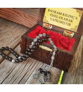 KİŞİYE ÖZEL ERZURUM OLTU TAŞİ TESBIH 925 AYAR GÜMÜŞ PÜSKÜLLÜ İSİMLİ  HARFLI YAZILI KUTULU SANDIK KUTUSUNDA TESLIM