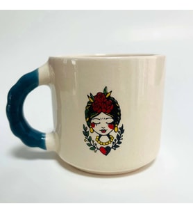 Frida Baskılı Mavi Bombe Kulplu Kupa (Beyaz)
