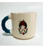 Frida Baskılı Mavi Bombe Kulplu Kupa (Beyaz)
