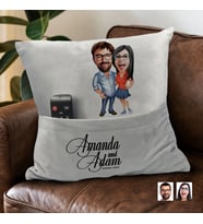 BK Gift Kişiye Özel Sevgililer Karikatür Tasarımlı Organizer Kumanda ve Atıştırmalık Cepli Gri Kırlent Yastık-105 Arkadaşa Hediye, Cepli Yastık