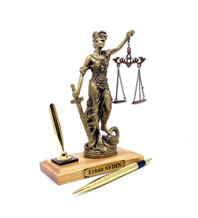 Kişiye Özel Kaideli Adalet Biblosu - Adalet Heykeli - Ahşap Kaideli - İmza Kalemli