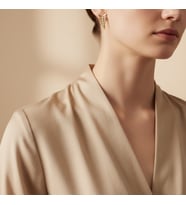 STİL İNCİSİ/XUPING JEWELRY ÜÇGEN ZİRKON TAŞLI KÜPE (Altın Rengi)