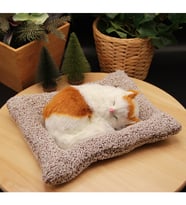 Minderde Uyuyan Sesli Peluş Kedi Cat  Büyük Boy 22cmx25cm - Sarı Beyaz Kedi