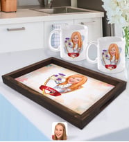 BK Gift Kişiye Özel İsimli Kadın Chef Karikatürlü Doğal Ahşap Tepsi ve 2’li Kupa Bardak Seti-2