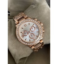 Zirkon Taşlı Özel Kutu İçinde Kadın Kol Saati Rose Gold Renk Metal Kordonlu Parlak Tasarım Karınıza Eslere Sevgiliye Armağan Anneye Ablaya Halaya Kız Kardese Hediye İş Hediyesi