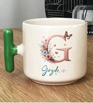 Kişiye Özel Çiçekli Kelebekli G Harfli Hediye T Kupa Bardak İsimli İsim Yazılı (Yeşil)