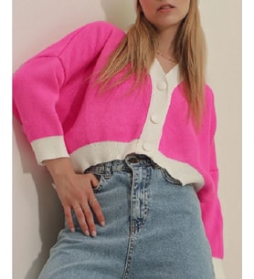 NEFA TİCARET / MİNİ BOY DÜĞMELİ FUŞYA RENK ŞERİT DETAYLI DÜŞÜK OMUZ ÇEYREK KOL OVERSIZE CROP TRİKO HIRKA