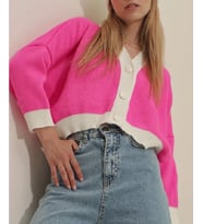 NEFA TİCARET / MİNİ BOY DÜĞMELİ FUŞYA RENK ŞERİT DETAYLI DÜŞÜK OMUZ ÇEYREK KOL OVERSIZE CROP TRİKO HIRKA