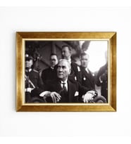 Altın Varaklı Çerçeveli Siyah Beyaz Mustafa Kemal Atatürk Tablosu - Karizmatik Atatürk Portresi