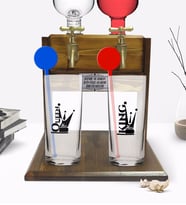 BK Gift Kişiye Özel Renkli Baskılı Queen and King Tasarımlı İkili Vodka Bardağı ve Çift Musluklu Doğal Ahşap Vodka Standı-1 (Model 1)