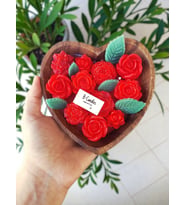 Kırmızı gül ahşap tabakta kokulu hediyelik mum