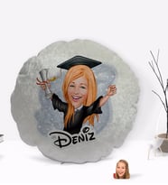 BK Gift Kişiye Özel İsimli Kadın Mezun Karikatürlü Yuvarlak Dekoratif Kırlent Yastık-1