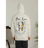 Oversize Üç İplik Şardonlu Kapüşonlu Sweatshirt – Beyaz “Other Lives” Ön Ve Arka Baskılı, Kanguru Ce